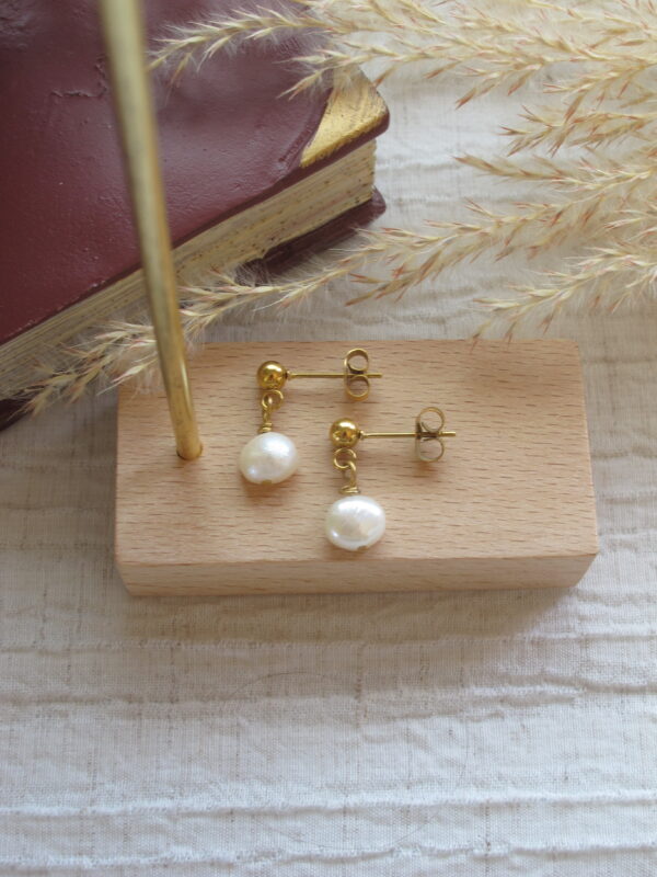 Single Pearl EARRING .